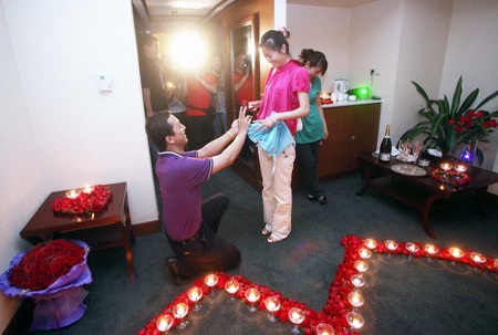 Mann macht Freundin Heiratsantrag mit 9999 Rosen