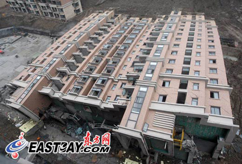 Der Geb?udeeinsturz im Bezirk Minhang in Shanghai wirft Fragen über Grundstückspreise auf. Angeblich war das Grundstück an den Bauunternehmer weit unter dem üblichen Preis verkauft worden.