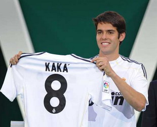 Der neu bei Real Madrid spielende Kaka präsentierte sein neues T-Shirt während einer offizielle Präsentation als Real Madrid Spieler im Santiago Bernabeu Stadium am 30. Juni 2009 in der spanischen Hauptstadt Madrid. [CFP]