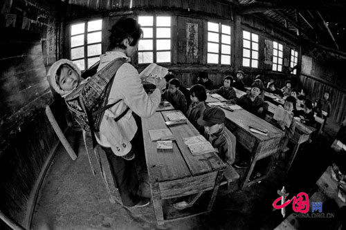 Die Lehrerin Dai Hongying tr?gt ihre vier Monate alte Tochter auf dem Rücken zur Arbeit und l?sst ihre zweij?hrige Tochter zu Hause, April 1987.