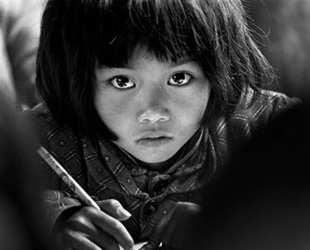 Xie Hailongs 'Projekt Hoffnung' lenkte die Aufmerksamkeit der Menschen auf die Bedürfnisse von Zehntausenden Kindern, die in armen Gegenden lebten und gewann einstimmig Akzeptanz.