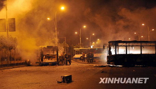 Es haben sich neulich schreckliche Sabotageakte im chinesischen Autonomen Gebiet Xinjiang abgespielt. Bislang sind bereits 140 Menschen ums Leben gekommen. Der Vorsitzende des autonomen Gebiets, Nur Bekri, hat dazu Stellung genommen.