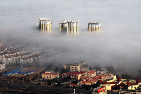 Gestern vormittag war die ostchinesische Stadt Yantai in der Provinz Shandong stundenlang unter dichtem Advektionsnebel verborgen. Dabei ragten viele Hochhäuser über das Nebelmeer hinaus – und sorgten so für eine 'Fata Morgana'- ähnliche Szenerie.