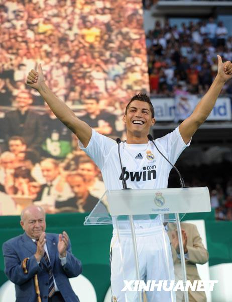 Der neue K?nig zog am Dienstag offiziell in seine Residenz ein: Bei einer Begrü?ungszeremonie lie? der portugiesische Superstar Cristiano Ronaldo 80.000 Fans jubeln.