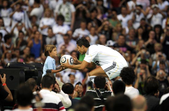 Der neue K?nig zog am Dienstag offiziell in seine Residenz ein: Bei einer Begrü?ungszeremonie lie? der portugiesische Superstar Cristiano Ronaldo 80.000 Fans jubeln.