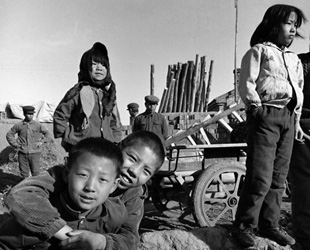 Lin Yonghui ist ein Pionier, der systematisch das Leben einer spezifischen Gruppe von Menschen mit seiner Kamera aufzeichnete. Sein Thema sind gew?hnliche Menschen in Nordostchina, sein Modell ist ihr t?gliches Leben – und er malt ein vollst?ndiges Bild von ihnen.