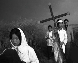 Die Reihe 'Katholiken auf dem Lande' sendet drei wichtige Botschaften aus: Zu allererst, dass die Chinesen im Zuge der schwindenden alten nationalistischen Ideologie wieder Religion praktizieren k?nnen.