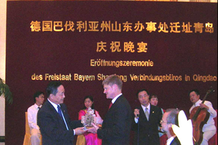 Schon beim China-Aufenthalt von Franz Josef Strau? im Jahre 1985 wurde eine Bayerische Industrieausstellung in Qingdao er?ffnet, bei der zahlreiche bayerische Unternehmen sich und ihre Produkte vorstellten.