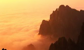 Der Taishan, früher auch Daishan genannt, befindet sich im Zentrum der Provinz Shandong, grenzt im Süden an Qufu, die Heimat von Konfuzius, und im Norden an Jinan, die Hauptstadt der Provinz Shandong. Von alters her ist der Taishan als der höchste der 'Fünf Heiligen Berge' Chinas und der 'erste Berg unter dem Himmel' berühmt. Sein Hauptgipfel Yuhuangding liegt 1545 m über dem Meersspiegel.