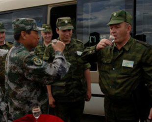 Die ersten russischen Truppeneinheiten zur Teilnahme an dem gemeinsamen Milit?rman?ver 'Friedensmission 2009' sind am Wochenende per Zugfahrt und Luftverkehr in China eingetroffen.