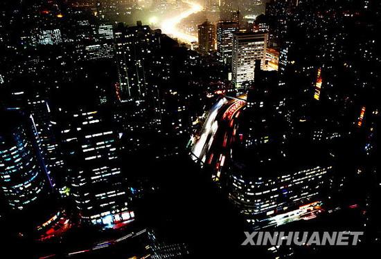 Am Mittwochvormittag wurde die längste Sonnenfinsternis des Jahrhunderts in China beobachtet. Dabei sahen die Städte, über die der Kernschatten des Mondes zog, wie in der Nacht aus. 