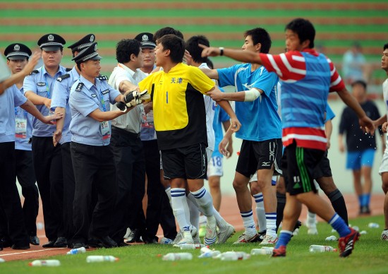 Bei den elften Nationalspielen der VR China kam es am Sonntag zu einem barbarischen Skandal: Ein wütender Fu?baller verjagte den Schiedsrichter. Die zwei liefen 150 Meter auf dem Sportplatz, bis der Schiri erfolgreich aus dem Feld flüchtete.