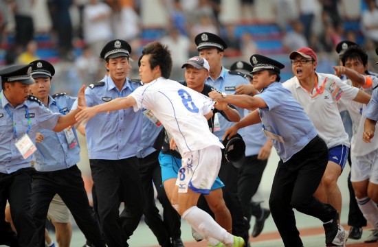 Bei den elften Nationalspielen der VR China kam es am Sonntag zu einem barbarischen Skandal: Ein wütender Fu?baller verjagte den Schiedsrichter. Die zwei liefen 150 Meter auf dem Sportplatz, bis der Schiri erfolgreich aus dem Feld flüchtete.