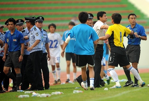 Bei den elften Nationalspielen der VR China kam es am Sonntag zu einem barbarischen Skandal: Ein wütender Fu?baller verjagte den Schiedsrichter. Die zwei liefen 150 Meter auf dem Sportplatz, bis der Schiri erfolgreich aus dem Feld flüchtete.