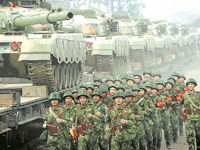 Die Volksbefreiungsarmee hat das Ziel, eine Verteidigung aufzubauen, die imstande w?re, Bedrohungen in multidimensionalen Gefechten zu bewerkstelligen. Eine zurzeit durchgeführte bedeutende Reform in der Armee konzentriert sich auf die Modernisierung der Marine und Luftwaffe. Die Volksbefreiungsarmee hat das Ziel, eine Verteidigung aufzubauen, die imstande w?re, Bedrohungen in multidimensionalen Gefechten zu bewerkstelligen. Eine zurzeit durchgeführte bedeutende Reform in der Armee konzentriert sich auf die Modernisierung der Marine und Luftwaffe.