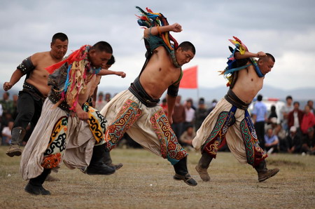 Mongolen ringen zum Naadam-Fest