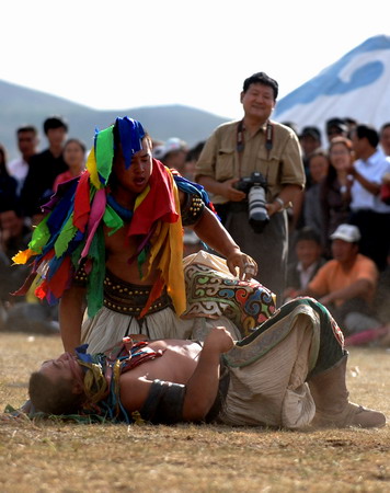 Mongolen ringen zum Naadam-Fest