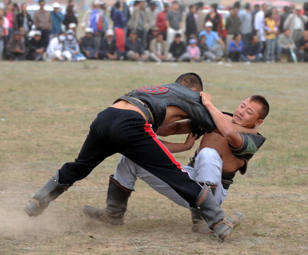 Mongolen ringen zum Naadam-Fest