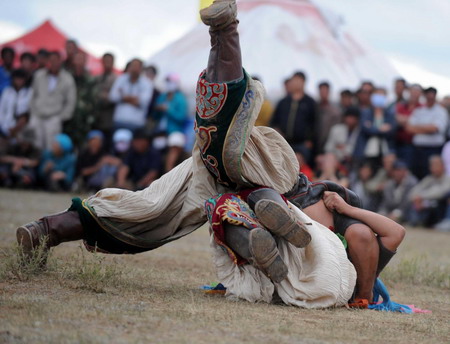 Mongolen ringen zum Naadam-Fest