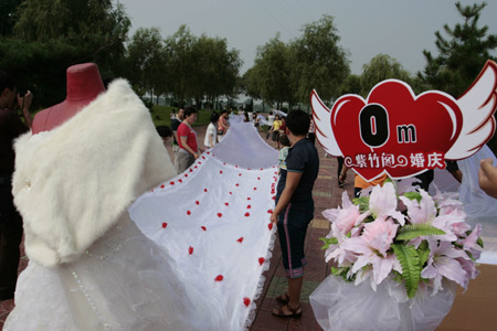Ein Chinese ist auf dem Weg in das Guinness Buch der Rekord, nachdem er einen 2162 Meter langen Brautschleier für seine Liebste angefertigt hat.