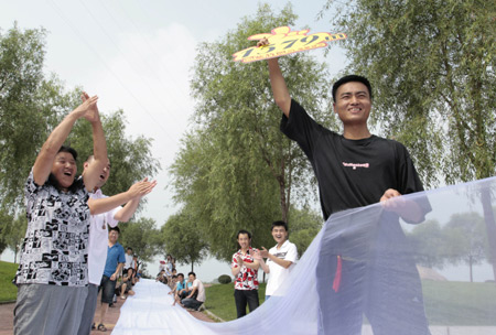 Ein Chinese ist auf dem Weg in das Guinness Buch der Rekord, nachdem er einen 2162 Meter langen Brautschleier für seine Liebste angefertigt hat.