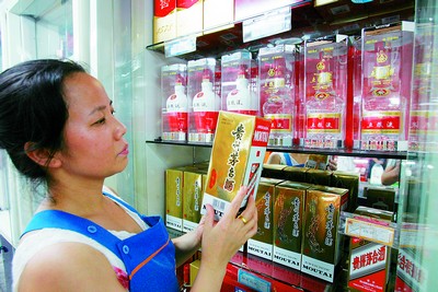 Hochqualitativer chinesischer Alkohol hat im ganzen Land eine Preissteigerung erlebt. Dies zwei Tage nachdem eine ?nderung in der staatlichen Verbrauchssteuer auf Alkohol in Kraft trat. Einzelh?ndler in den St?dten, in denen die Alkoholpreise noch nicht gestiegen sind, erwarten ebenfalls bald einen Anstieg.