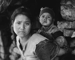 Yu Quanxing ist Tausende von Kilometern weit durch elf Provinzen gereist und hat dabei mit rund 420 Müttern gesprochen, die in bitterer Armut leben. Seine Schwarzwei?-Portraits dieser Frauen haben die Aufmerksamkeit auf die Armut in Westchina gelenkt.