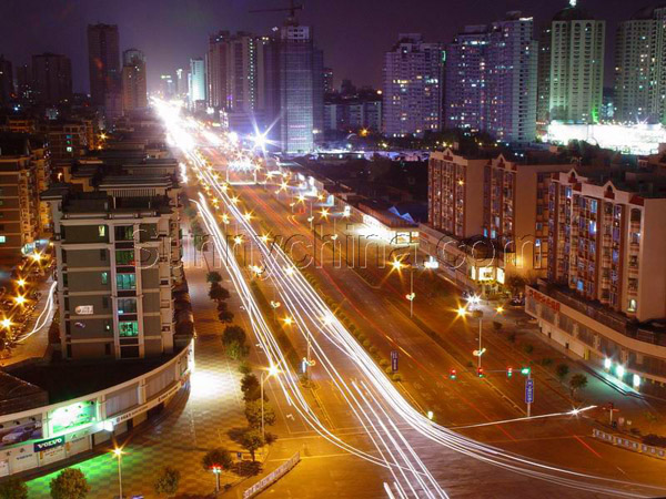 Das frühere rückst?ndige Verkehrswegenetz der Provinz Guangdong hat die Wirtschaftsentwicklung gewaltig verhindert. Guangdong hat es 60 Jahre nach der Gründung der Volksrepublik geschafft, die Infrastruktur stark zu modernisieren.