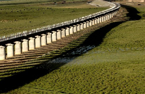 Das Uigurische Autonome Gebiet Xinjiang hat vor kurzem eine neue Eisenbahnlinie nach Jingyihuo fertiggestellt, die für die Zukunft Xinjiangs bedeutsam ist.