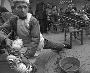 In Chengdu ist ein Teeladen ein Ort, an dem Leute aus allen gesellschaftlichen Klassen zusammenkommen. Die Verst?dterung hat die traditionelle Teeladen-Kultur jedoch ver?ndert. Der Fotograf Chen Jin drückt mit seinem Werk seine Nostalgie für die einstige Teeladen-Atmosph?re aus.