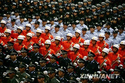 China wird anl?sslich des 60. Jubil?ums der Volksrepublik am 1. Oktober gro?angelegte Festlichkeiten veranstalten. Die Sicherheit wird dabei gro?geschrieben: Neben den ?ffentlichen Sicherheitsbeamten will die Regierung auch 800.000 Stadteinwohner als Sicherheitshelfer anstellen.