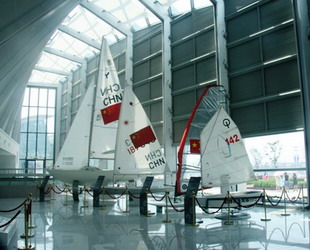 Anl?sslich des Qingdao International Marine Festivals ist das Museum des Olympischen Segelwettbewerbe der ?ffentlichkeit zug?nglich gemacht worden. Dieses Museum befindet sich im Olympischen Segelzentrum in der Küstenstadt.