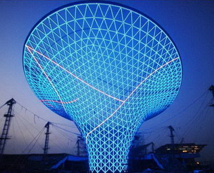 Das Foto zeigt den Blick auf die testbeleuchtete Expo-Achse 'Sunny Valleys' auf dem Gelände der Expo 2010 in Shanghai. Die trichterförmigen Strukturen können Sonnenlicht in unterirdische Räume leiten und Regenwasser zum Recycling sammeln.