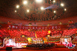 Rote Fahnen flattern im Stadion.