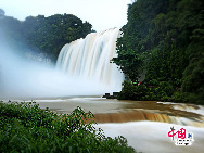Am Baishui-Fluss im Autonomen Kreis Zhenning in der südwestchinesischen Provinz Guizhou befindet sich der Huangguoshu-Wasserfall. Mit einer Höhe von 74 Metern und einer Breite von 101 Metern ist er der größte Wasserfall in China sowie in Asien. Die atemraubenden Landschaft lockt jedes Jahr zahlreiche Touristen an.