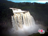 Der Huangguoshu-Wasserfall ist eigentlich Teil einer ganzen Reihe von Wasserfällen im Fluss Baishui. Dem Wasserfall gegenüber steht ein Pavillon, von wo aus man den Wasserfall beobachten kann.