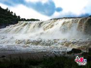 Die Durchflussmenge des größten Wasserfalls in China beträgt 690 Quadratmeter pro Sekunde.