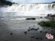 Die Durchflussmenge des größten Wasserfalls in China beträgt 690 Quadratmeter pro Sekunde.