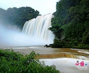 Am Baishui-Fluss im Autonomen Kreis Zhenning der Buyi- und Bai-Volks in der südwestchinesischen Provinz Guizhou befindet sich der Huangguoshu-Wasserfall. Mit einer Höhe von 74 Metern und einer Breite von 101 Metern ist er der größte Wasserfall in China sowie in Asien