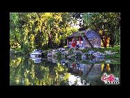 Mit dem See, den Flüssen, Feldern und Maulbäumen schafften es die Gärtner der Qing-Dynastie, eine Landschaft wie in Südchina nachzubilden. Kaiser Qianlong (1711-1799), der den Sommerpalast errichten ließ, benannte deswegen diesen Teil nach dem Bild des berühmten Malers Lou Chou aus der südlichen Song-Dynastie.