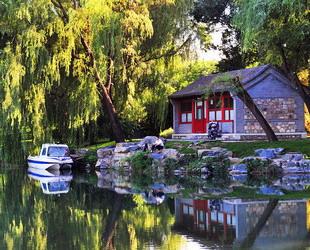 Der Sommerpalast im Westen der Stadt Beijing weist eine besondere Sehenswürdigkeit im Westen des Kunming-Sees auf: Die 'Szene der Feldbestellung und des Webens'. Kaiser Qianlong benannte diesen Teil nach dem Bild des berühmten Malers Lou Chou.