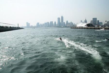 Das Olympische Segelzentrum in Qingdao, welches an der östlichen Küste der Stadt liegt, ist wegen der Olympischen Segelregatta im Sommer 2008 eines der beliebteste Reiseziele von Qingdao geworden. Nun wird es beinahe als ein Symbol der Stadt betrachtet.