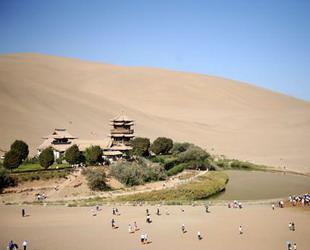 Touristen reiten am 30. August 2009 auf Kamelen auf den Mingsha-Berg in Dunhuang in der nordwestchinesichen Provinz Gansu.