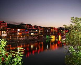 Es lässt sich mit Sicherheit sagen, dass der Lebensunterhalt der Bewohner des alten Städtchens Phönix, die tief in den Bergen der südwestchinesischen Provinz Hunan verankert ist, größtenteils vom Fluss Tuojiang abhing.