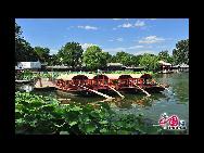 Houhai, auch Shicha-See genannt, ist seit der Qing-Dynastie ein Vergnügungsviertel in Beijing. Nun ist dieses Gebiet wegen der schönen Landschaft und der guten Erhaltung der Tradition von Beijinger Einwohnern eine unverzichtbare Sehenswürdigkeit in der chinesischen Hauptstadt.