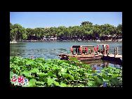 Der See liegt nordwestlich vom alten Kaiserpalast. Das Wasser ist mit dem in Beihai-Park und dem im Sommerpalast verbunden. Man kann von hier aus mit einem Boot nach dem Sommerpalast fahren und dabei die Landschaft genießen.