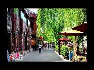 Am Ufer des Sees befinden sich eine Reihe von Kneipen und Kaufhäusern, wo man sich typische Kulturgegenstände des alten Beijing besorgen kann.  