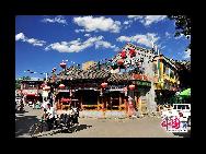 In der Nähe des Sees kann man zudem mit einer Rikscha die Residenz von einigen Prinzen in der Qing-Zeit und alte Hofhäuser besichtigen, die als Beispiele der chinesischen Architektur in dieser Epoche betrachtet werden.  