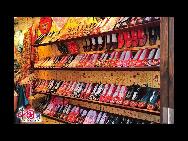 Typische Schuhe für chinesische Frauen aus der 'Alten Zeit' werden in einem kleinen Kaufhaus ausgestellt  