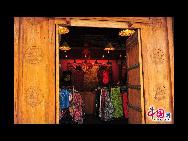 Typische traditionelle Chinesische Kleider in einem kleinen Kaufhaus  